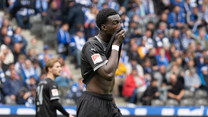 Fürths Joshua Quarshie wischt sich nach dem 0:1-Treffer mit dem T-shirt übers Gesicht | Bild: picture alliance/dpa | Soeren Stache Fürths Joshua Quarshie wischt sich nach dem 0:1-Treffer mit dem T-shirt übers Gesicht