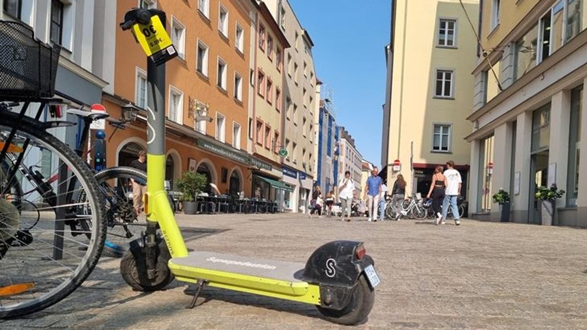 Ein E-Scooter steht in der Regensburger Altstadt im Weg.