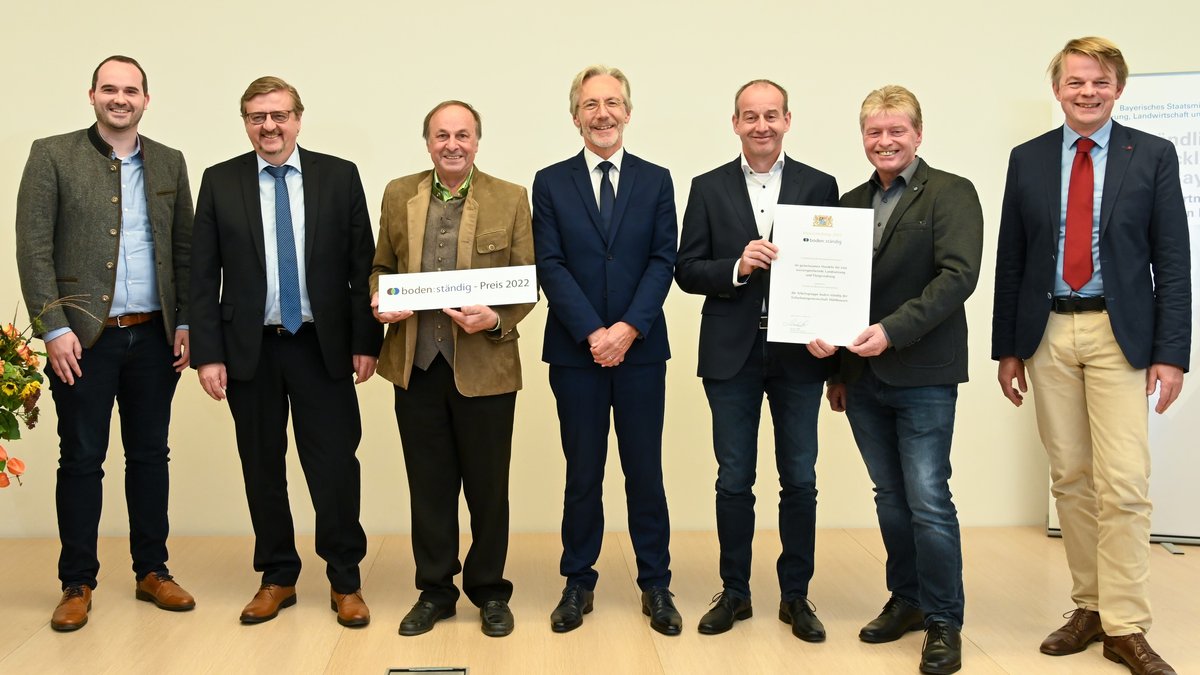 Felix Schmitt, Konrad Dichtler und ihr Team bekommen den Preis überreicht. 