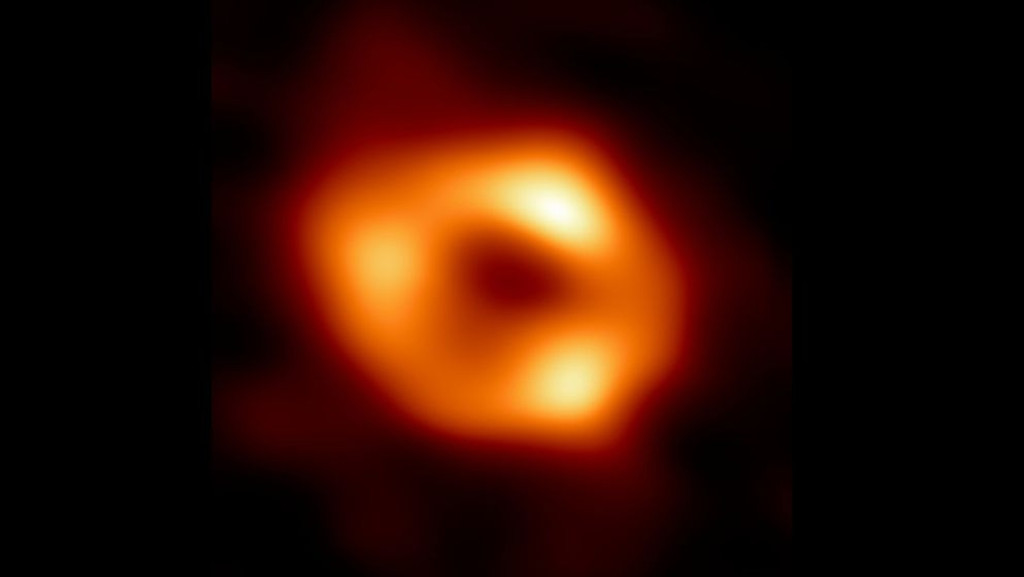 Das erste Bild von Sagittarius A* (rechts), dem Schwarzen Loch im Zentrum der Milchstraße
