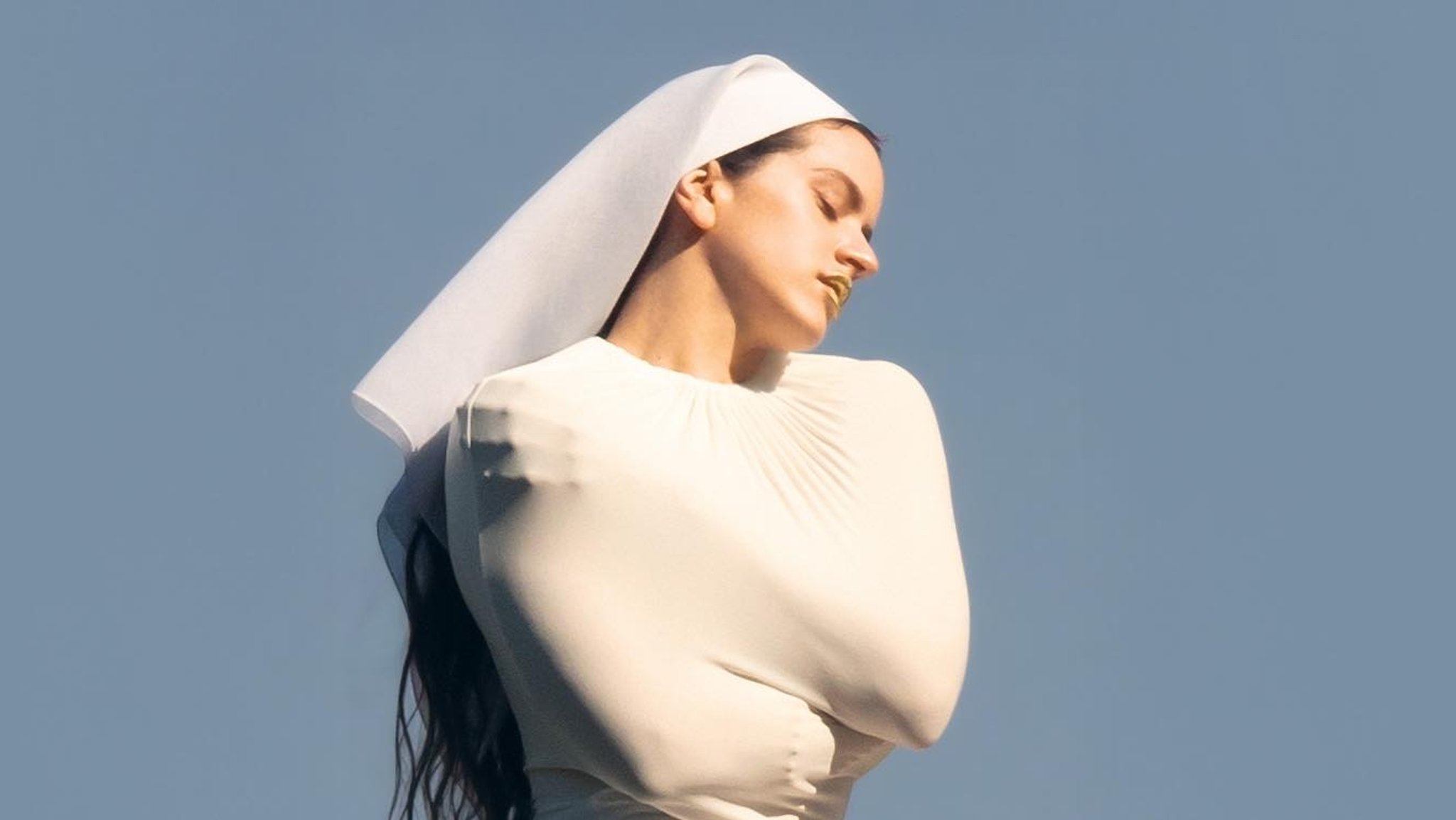 Rosalía ist in einer Art Nonnen-Kluft auf dem Cover ihres neuen Albums "LUX" zu sehen.