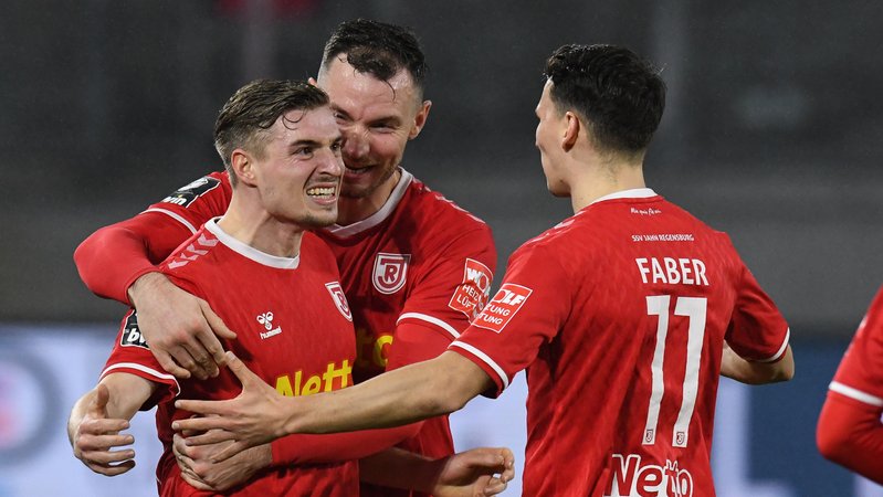 Regensburger Jubel in Duisburg | Bild: picture-alliance/dpa Regensburger Jubel in Duisburg