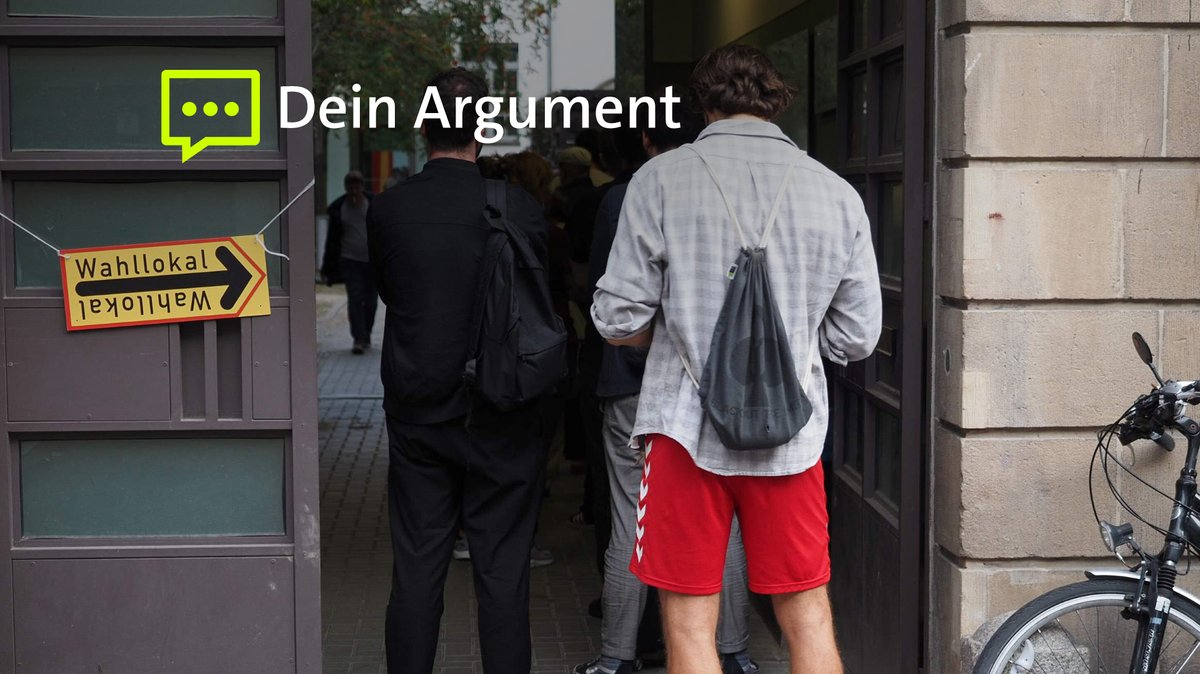 Wahlberechtigte warten in einer Schlange vor einem Wahllokal. Auf einem Schild steht "Wahllokal" mit einem Pfeil. (Archivbild).