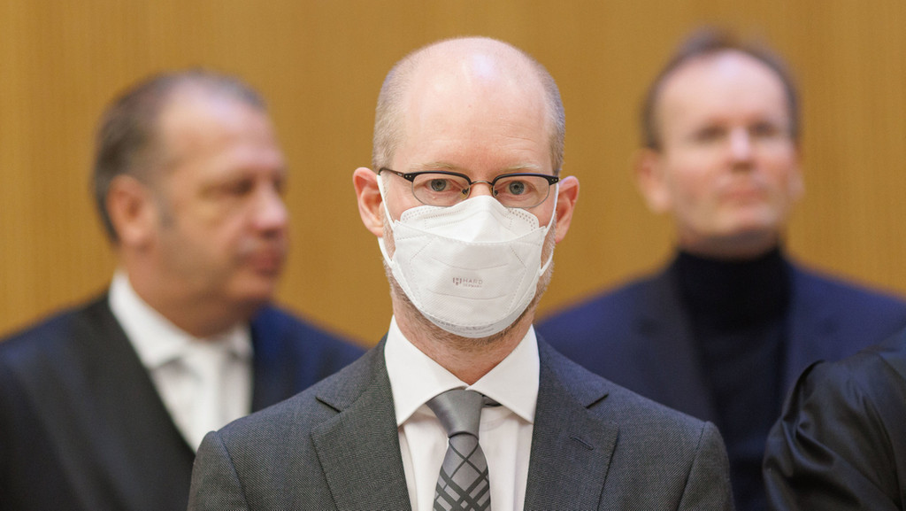 Oliver Bellenhaus (mitte) und Markus Braun (rechts) im Gerichtssaal. | Bild: dpa-Bildfunk/Lukas Barth Oliver Bellenhaus (mitte) und Markus Braun (rechts) im Gerichtssaal.