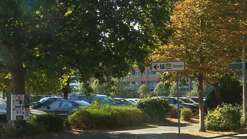 Die Talavera mit parkenden Autos in Würzburg.