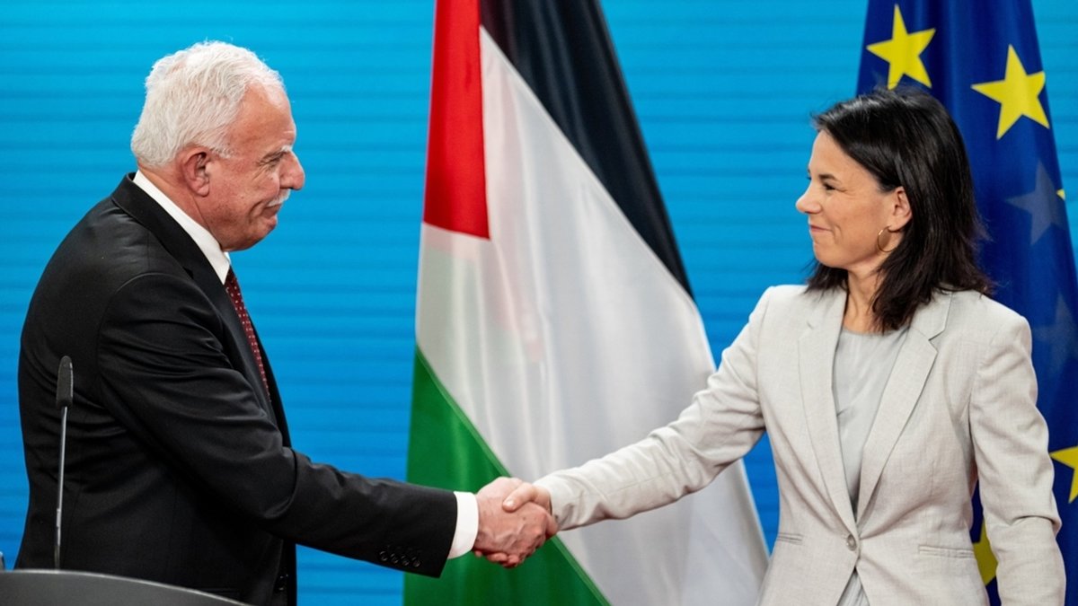 nnalena Baerbock (Bündnis 90/Die Grünen), Außenministerin, trifft bei einer Pressebegegnung im Auswärtigen Amt auf Riad Malki, Außenminister der Palästinensischen Gebiete.