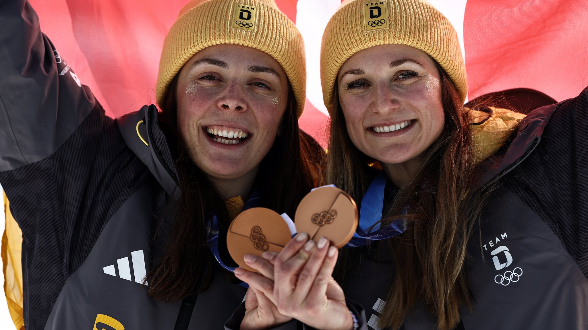 Coletta Rydzek (l, Deutschland) und Laura Gimmler (Deutschland) jubeln bei der Siegerehrung