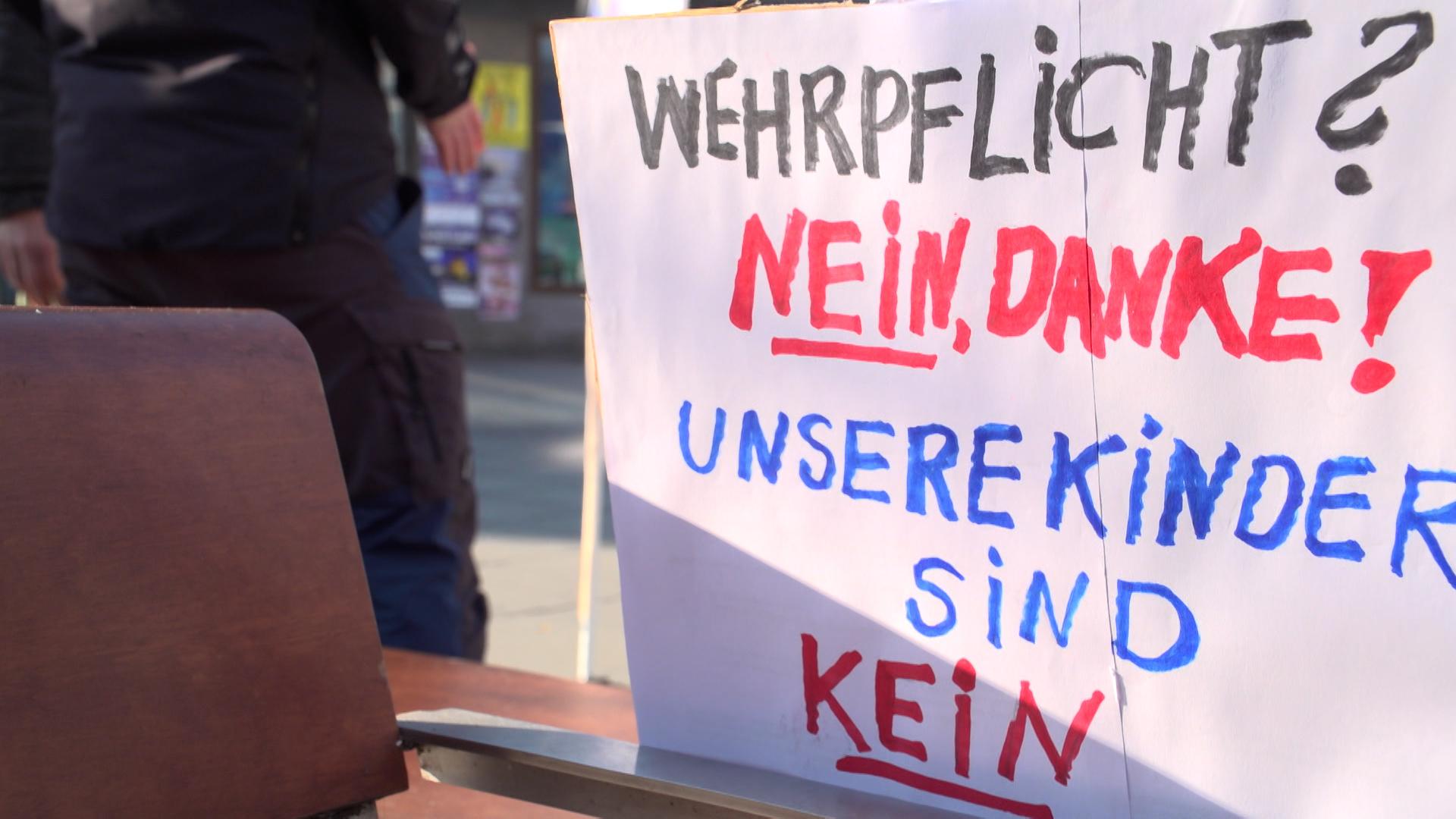 Deutschlands Schüler gingen heute auf die Straßen - gegen den neuen Wehrdienst! I