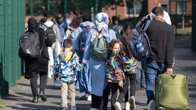 Menschen mit Gepäck. | Bild: dpa-Bildfunk / Boris Roessler Menschen mit Gepäck.