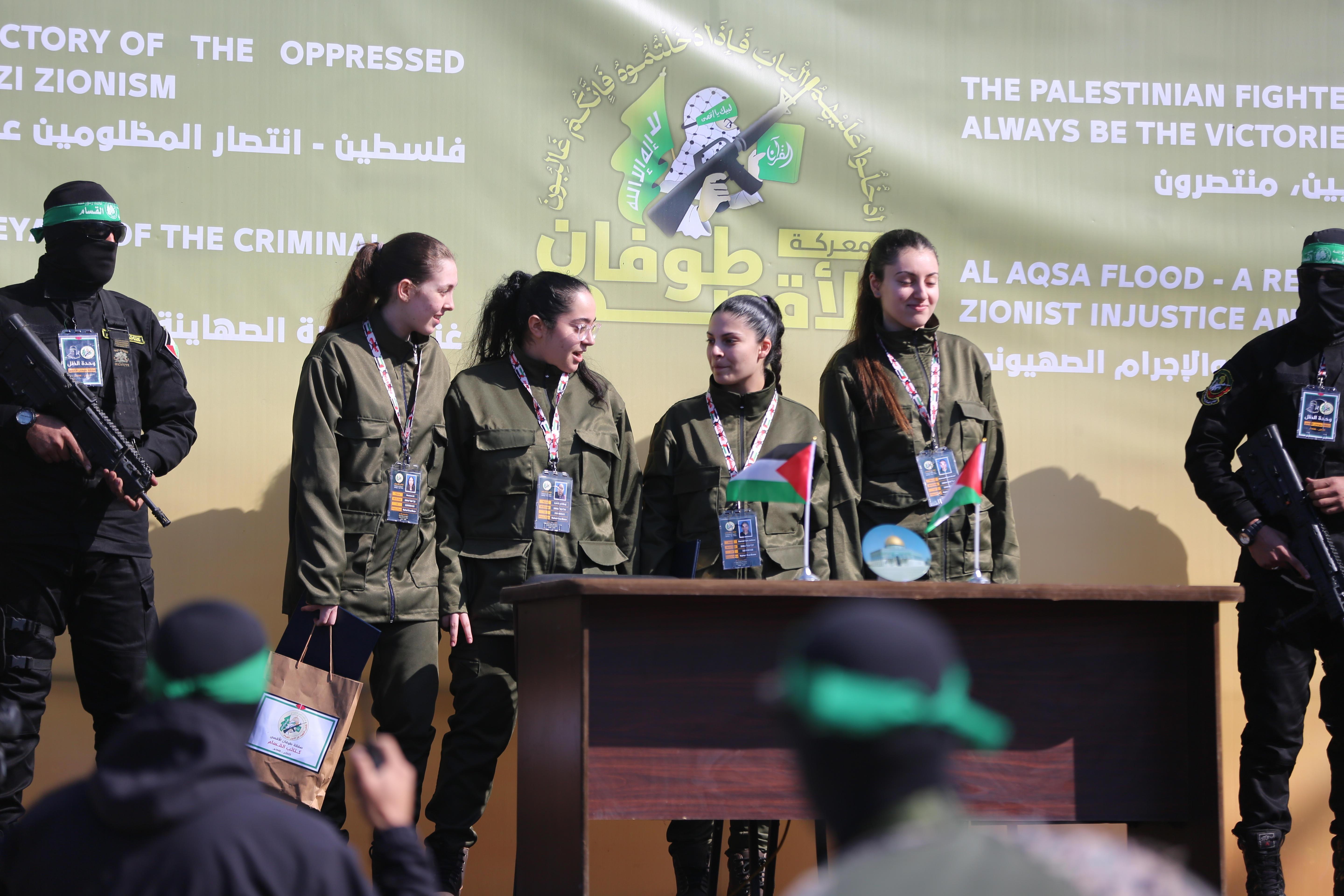 Vier freigelassene Geiseln auf der Bühne