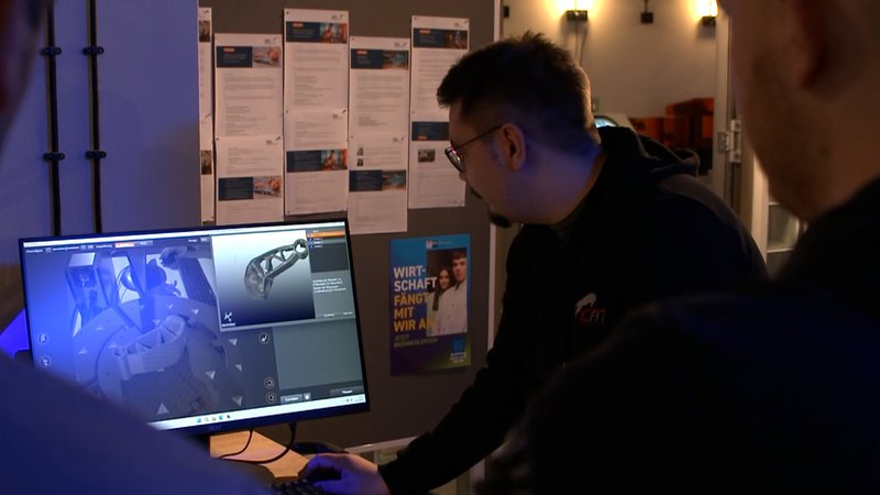 Ein Mann betrachtet einen Computerbildschirm.