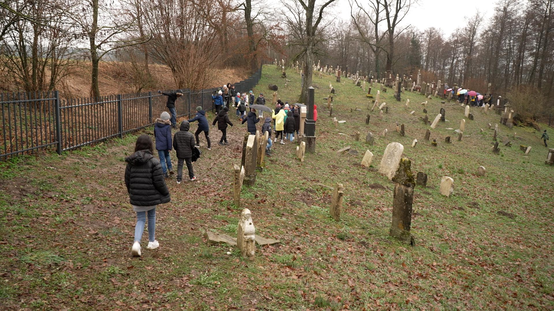 Schüler des Dossenberger Gymnasiums auf dem jüdischen Friedhof in Ichenhausen