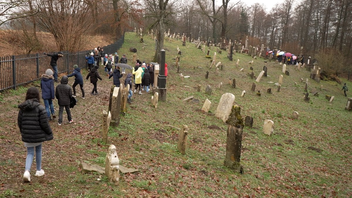 Schüler des Dossenberger Gymnasiums auf dem jüdischen Friedhof in Ichenhausen