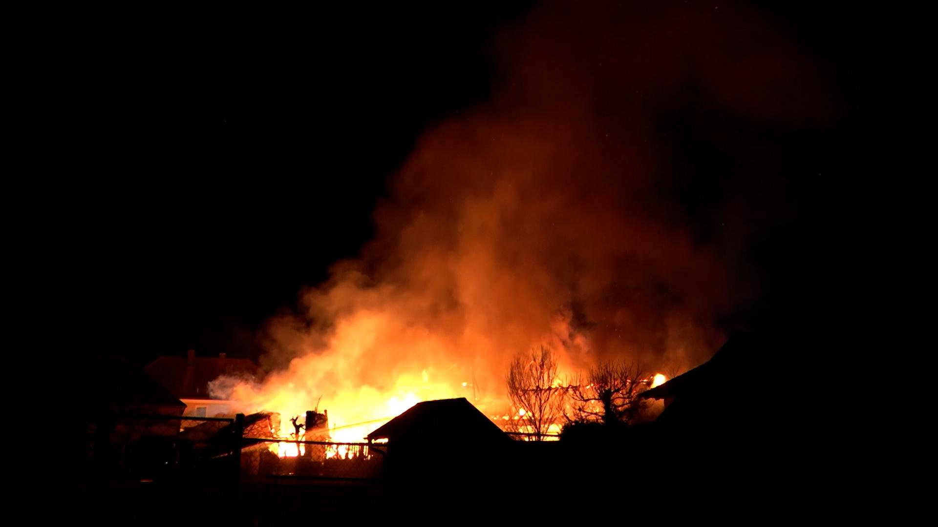 Feuer bricht in Scheune mit Oldtimern aus - Millionenschaden