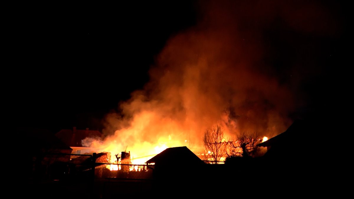 Feuer bricht in Scheune mit Oldtimern aus - Millionenschaden
