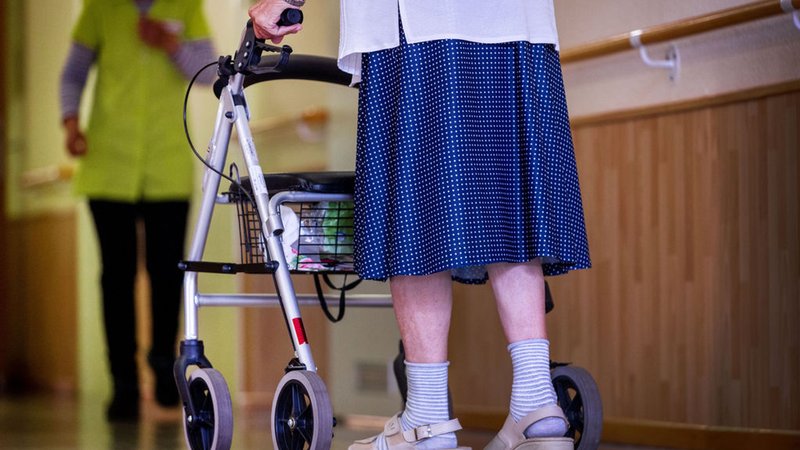 Altenpflege | Bild: dpa-Bildfunk/Jens Büttner Altenpflege