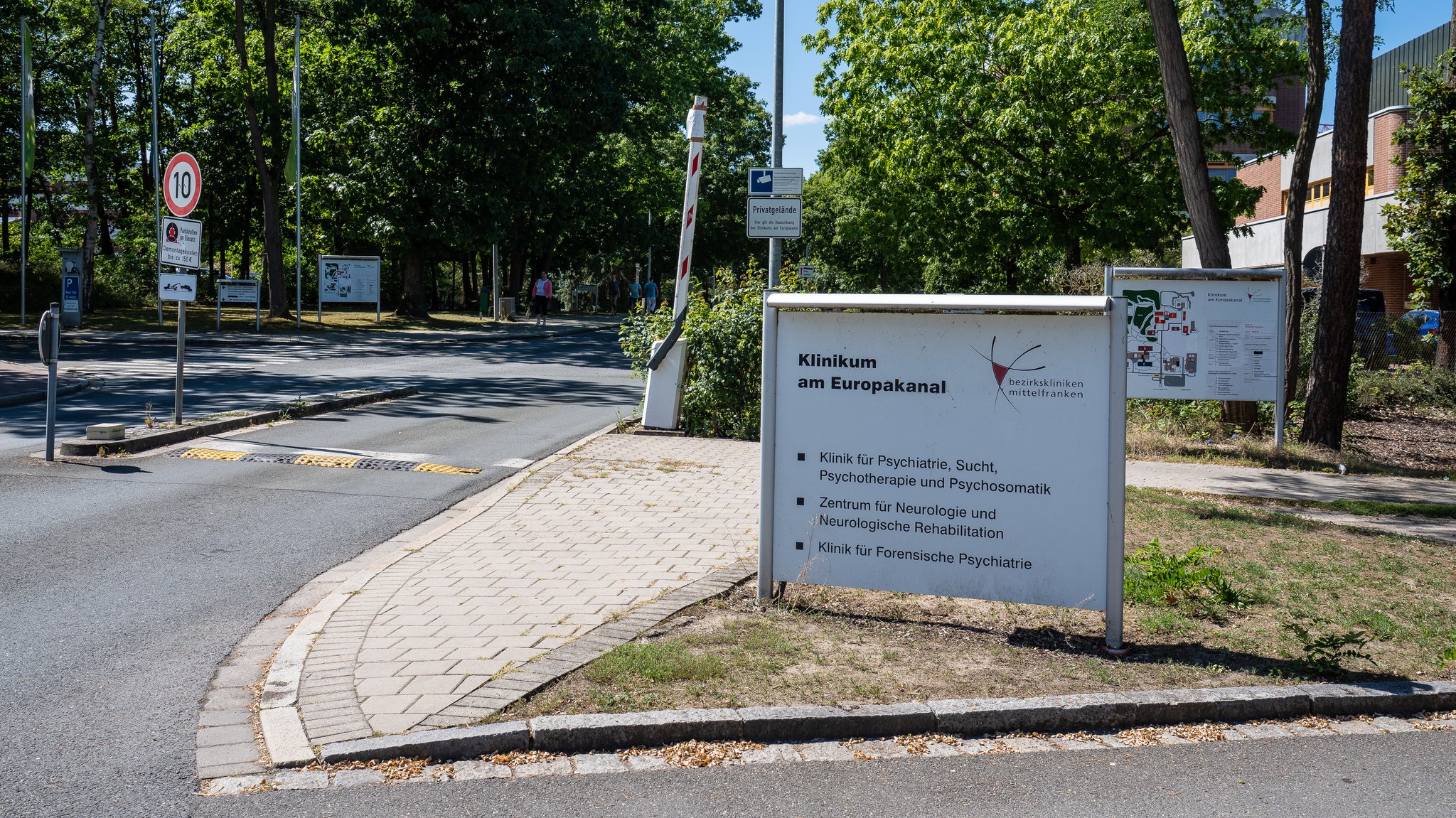 Schild mit Hinweis zur Psychiatrie in Erlangen