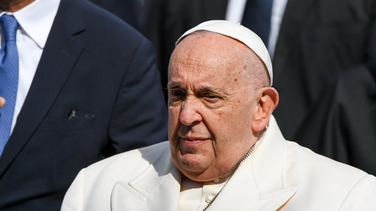 Porträt des weiß gekleideten Papst Franziskus