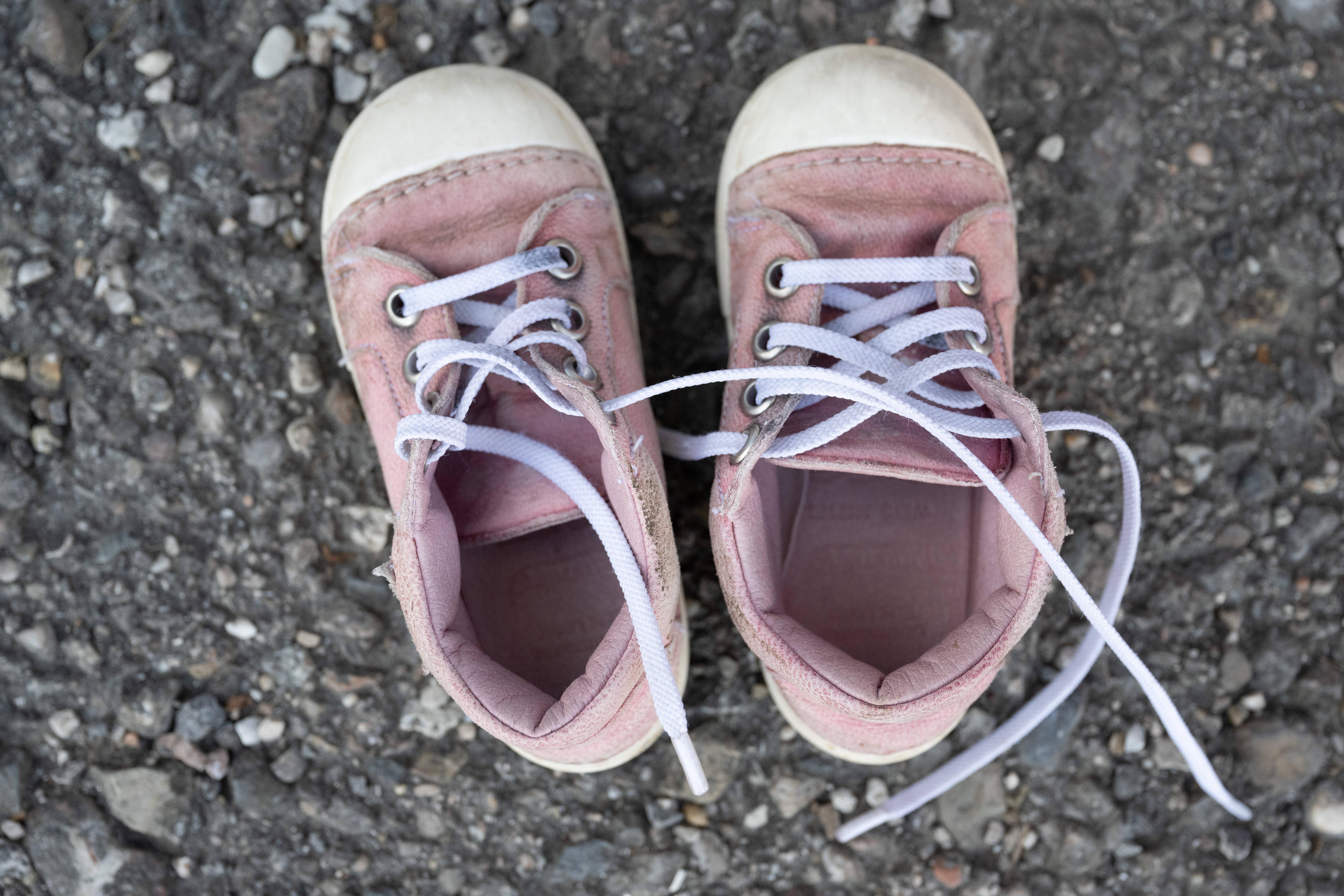 Symbolbild: Ein Paar Schuhe für ein Kleinkind.