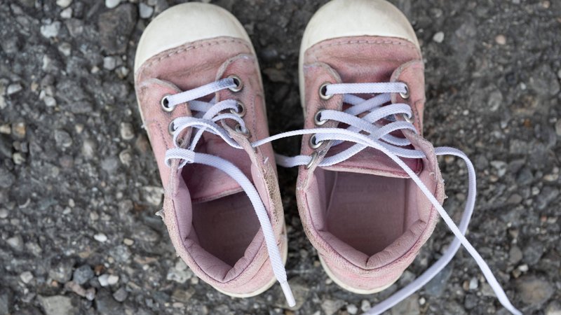 Symbolbild: Ein Paar Schuhe für ein Kleinkind. | Bild: picture alliance / SZ Photo | Catherina Hess Symbolbild: Ein Paar Schuhe für ein Kleinkind.