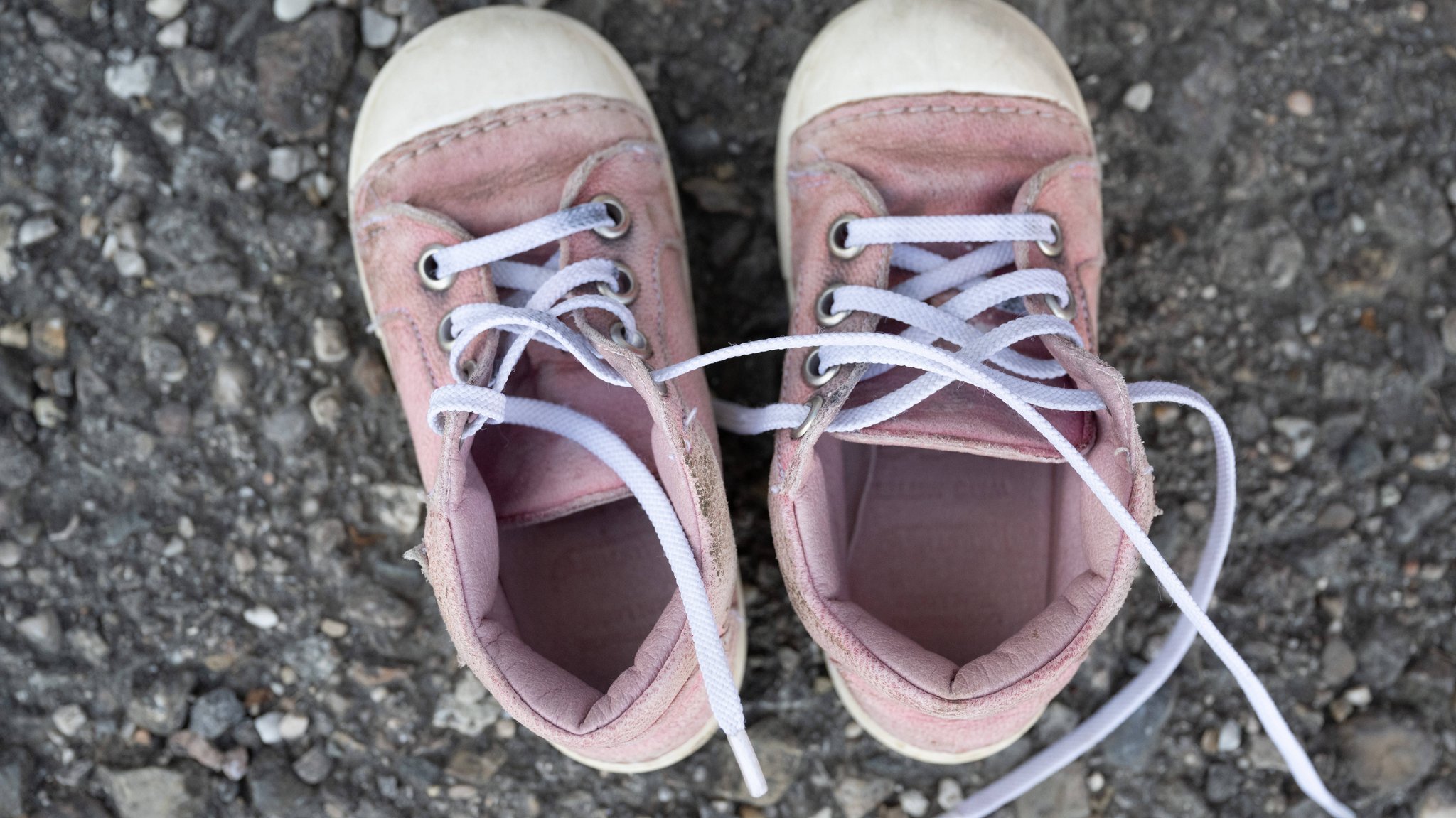 Symbolbild: Ein Paar Schuhe für ein Kleinkind.