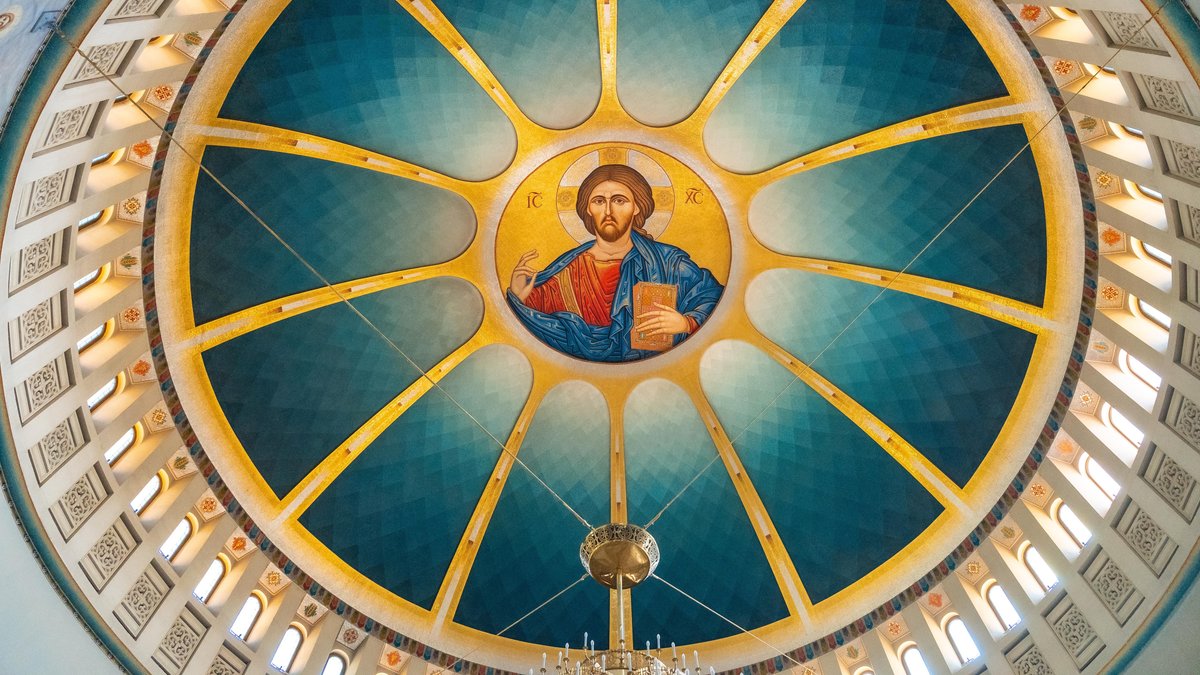 Deckengemälde von Christus in der orthodoxen Kathedrale der Auferstehung Christi nahe dem Skanderbegplatz in Tirana, Albanien