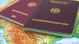 Eine Reisepass und ein Kinderreisepass auf einer Weltkarte | Bild:picture alliance / dpa Themendienst | Andrea Warnecke