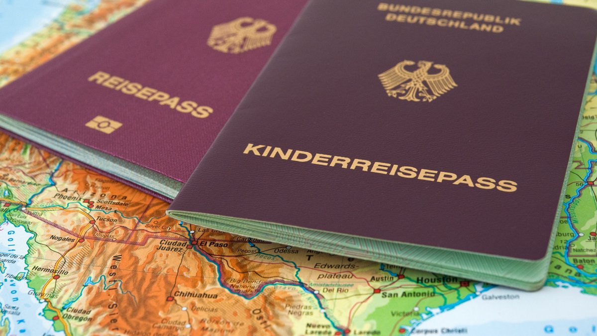 Eine Reisepass und ein Kinderreisepass auf einer Weltkarte