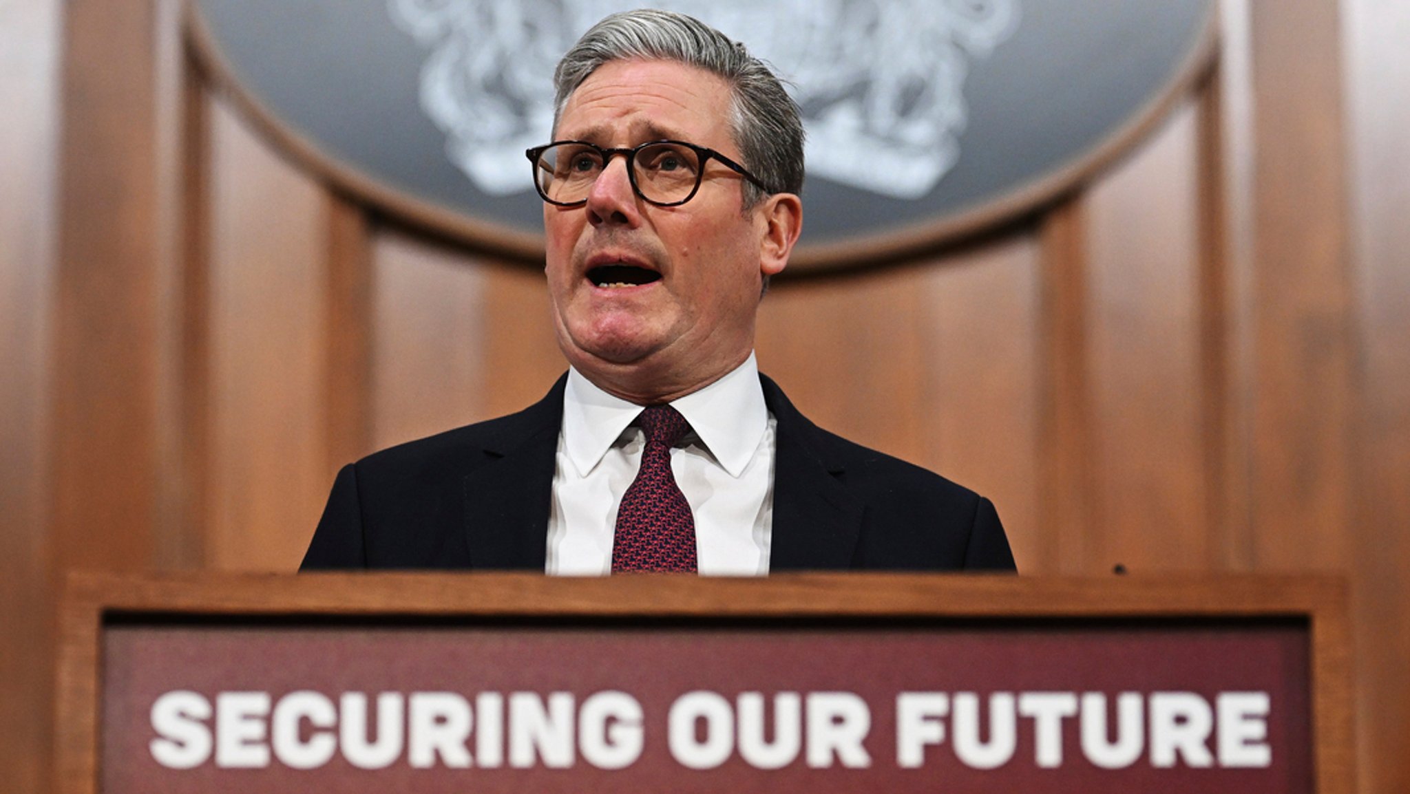 15.03.2025, Großbritannien, London: Der britische Premierminister Keir Starmer spricht auf einer Pressekonferenz im Anschluss an die Videokonferenz des virtuellen Gipfels heute Morgen in der 10 Downing Street. 