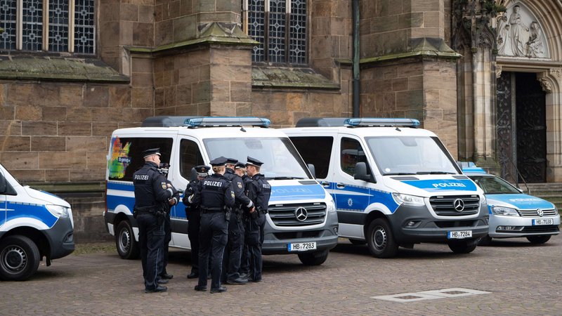 Polizistinnen und Polizisten (Symbolbild) | Bild: pa/dpa/Alicia Windzio Polizistinnen und Polizisten (Symbolbild)