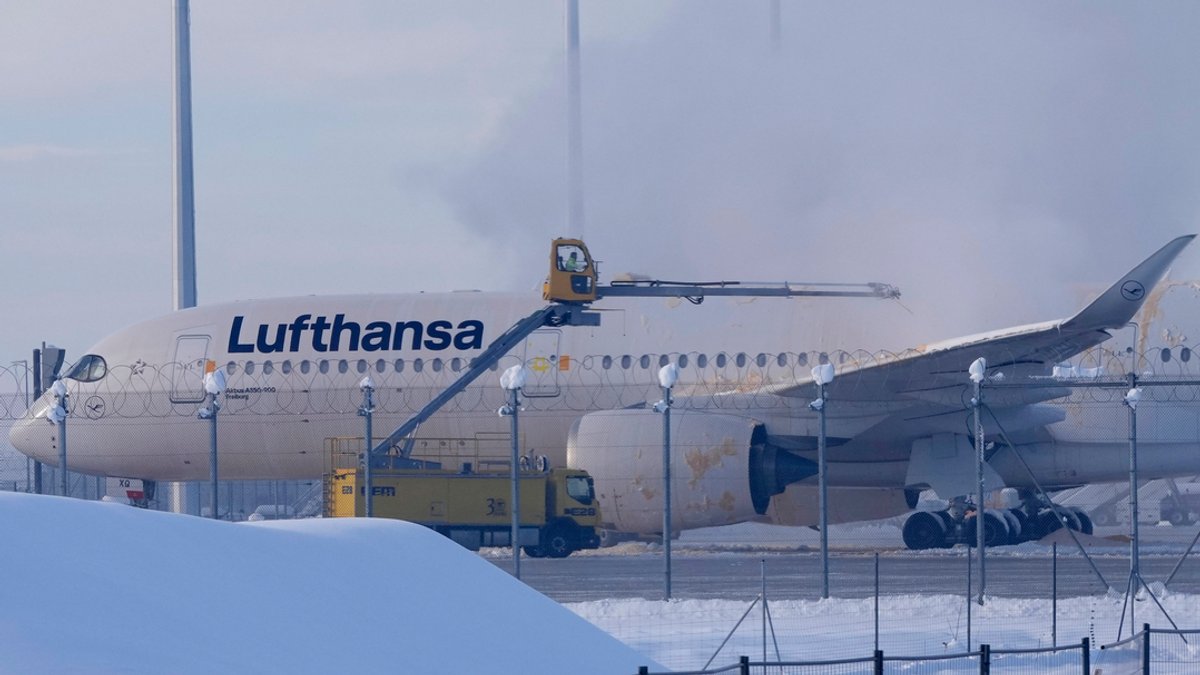 05.12.2023, Bayern, München: Ein Flugzeug der Lufthansa wird auf dem Flughafen München enteist. Am Flughafen München wurde der Flugbetrieb wegen des Eisregens am Dienstagvormittag ausgesetzt worden.