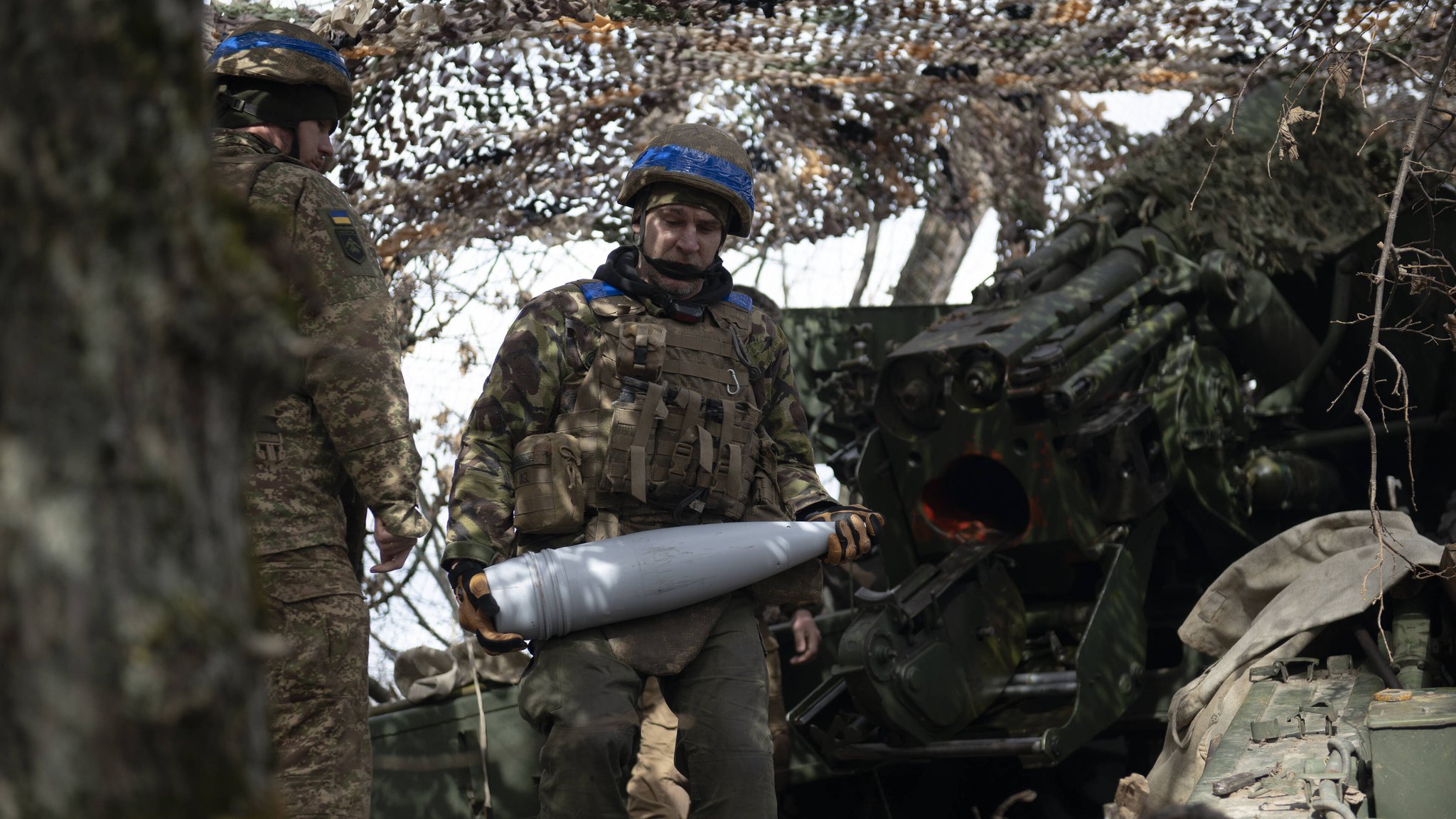 Ein ukrainischer Soldat lädt ein Geschütz