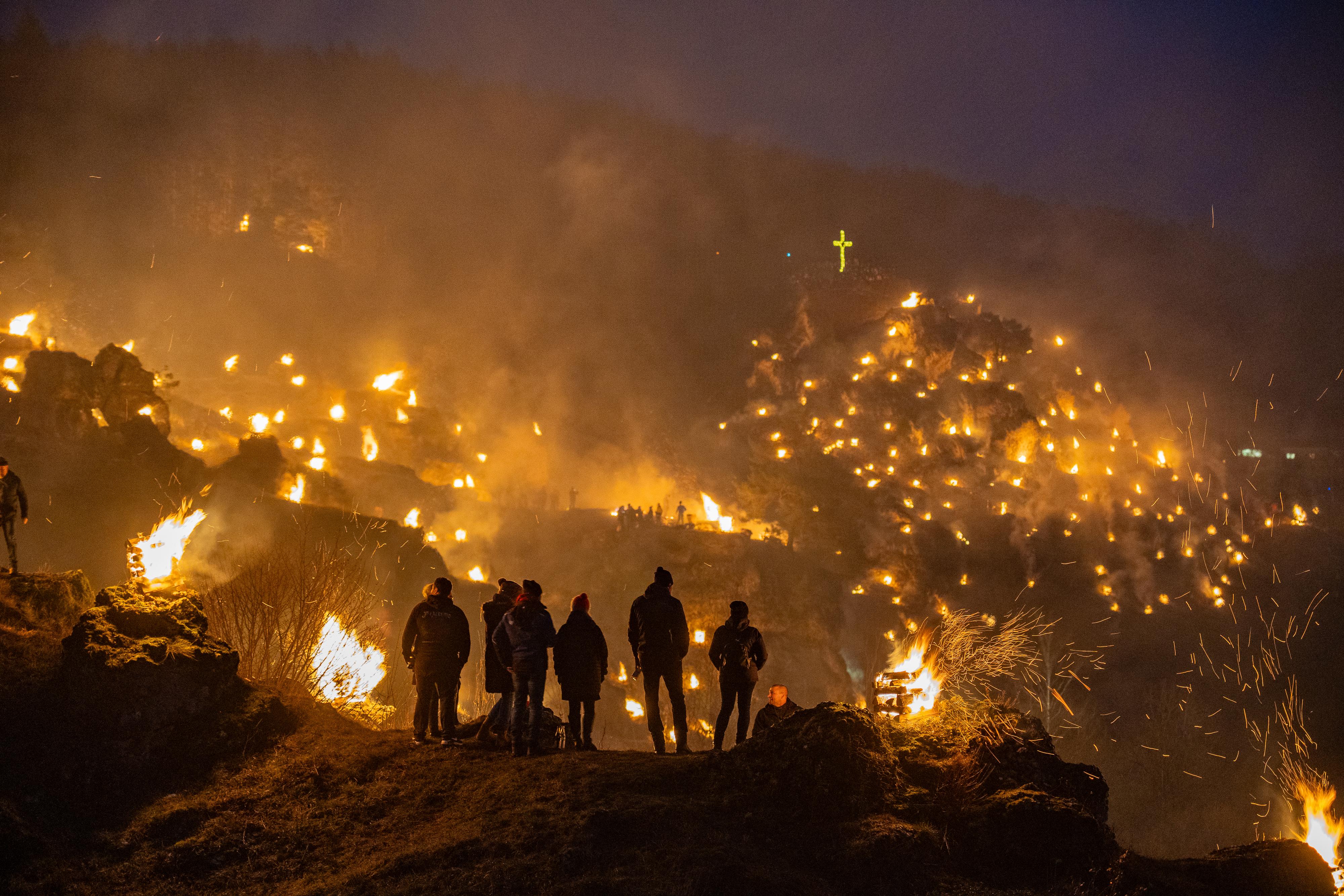 Bergfeuer lassen Felshänge in Pottenstein leuchten