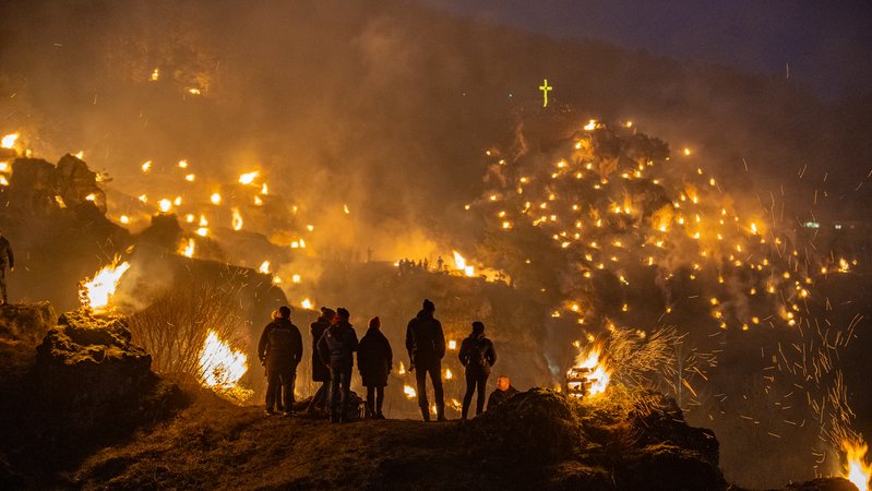 Bergfeuer lassen Felshänge in Pottenstein leuchten