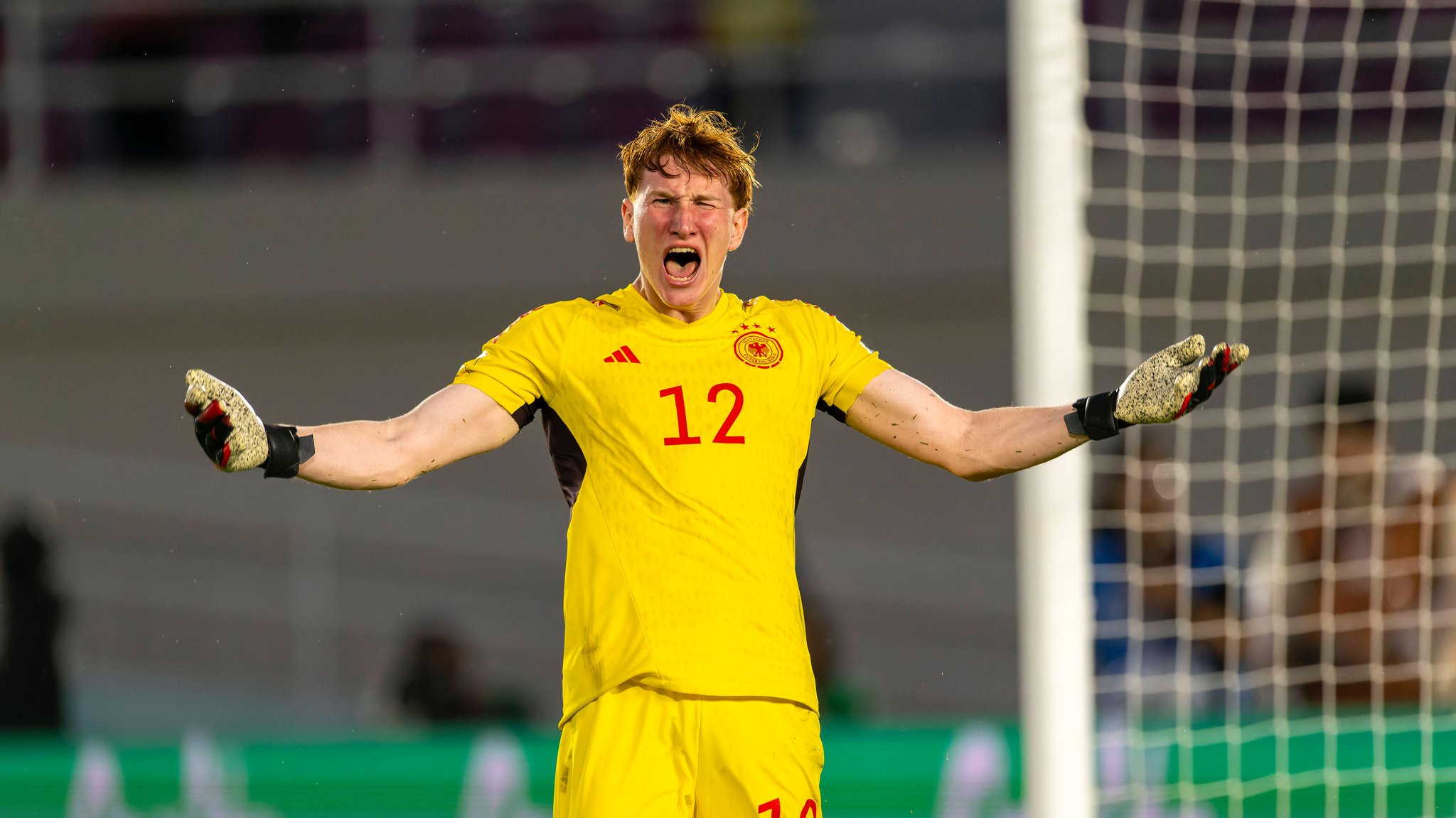 Der zweite Torhüter der U17-Fußball-Nationalelf Konstantin Heide im gelben Trikot vor dem Tor. 