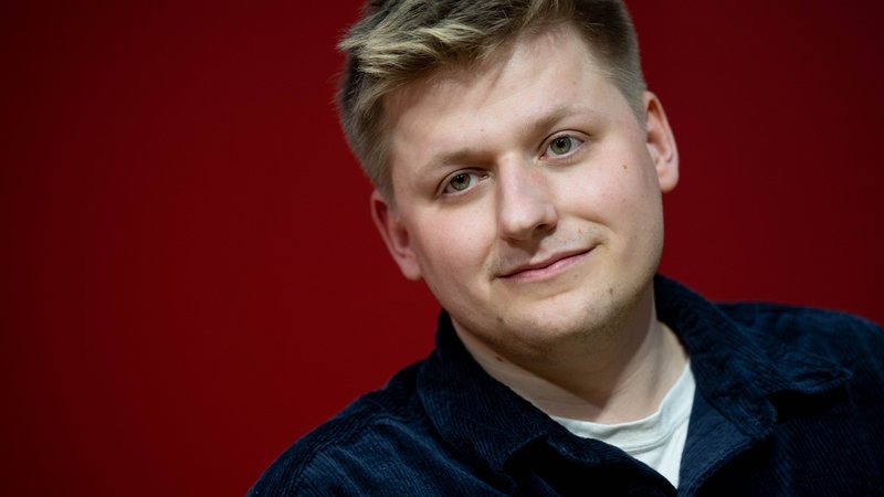 Sebastian Hotz, auch bekannt als EL Hotzo | Bild: picture alliance/dpa | Hendrik Schmidt Sebastian Hotz, auch bekannt als EL Hotzo