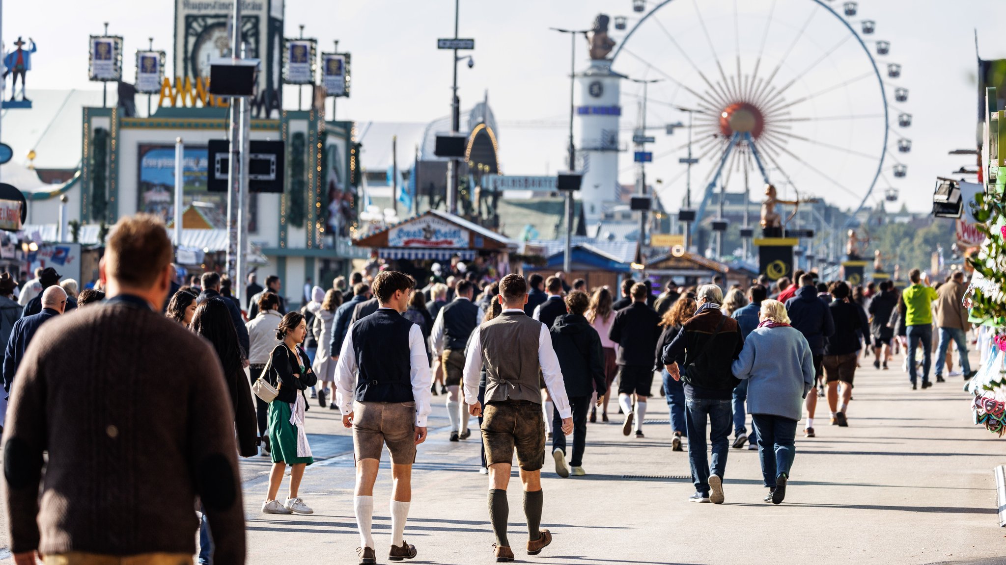 Besucher, Schausteller und Wiesnwirte freuen sich auf den Wiesn-Endspurt. | Bild: picture alliance/dpa | Matthias Balk Besucher, Schausteller und Wiesnwirte freuen sich auf den Wiesn-Endspurt.