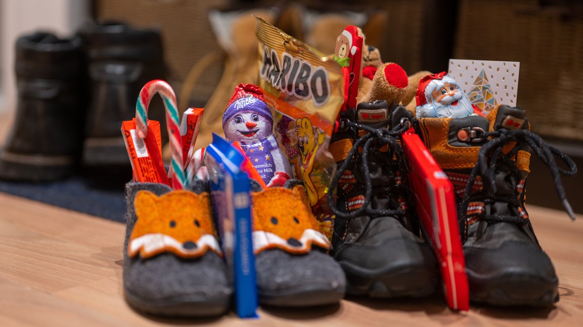 Am morgigen Nikolaustag werden wieder Schuhe und Stiefel mit Schokolade befüllt.