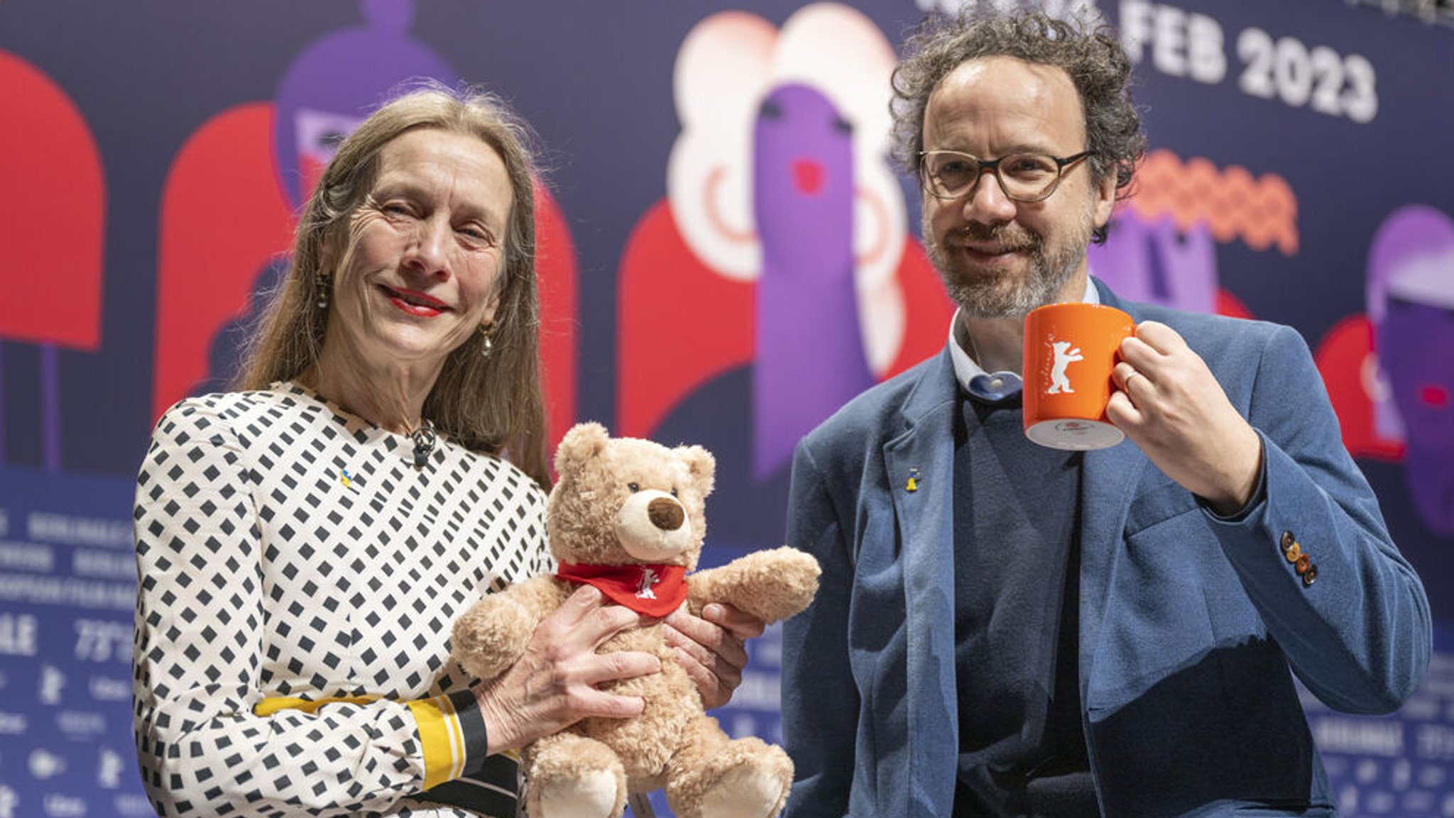 Das Leitungs-Duo der Berlinale, Mariette Rissenbeek, Geschäftsführerin, und Carlo Chatrian, künstlerischer Direktor, stehen vor Beginn der Pressekonferenz zur Vorstellung des Programms der 73. Berlinale auf der Bühne. Die Berlinale soll eine neue Führungsstruktur bekommen. Die bisherige Doppelspitze aus Carlo Chatrian und Mariette Rissenbeek wird von einem Intendanzmodell abgelöst, wie Kulturstaatsministerin (Grüne) in Berlin mitteilte