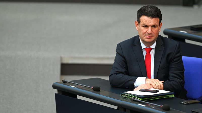 Hubertus Heil (SPD), Bundesminister für Arbeit und Soziales, sitzt auf der Regierungsbank im Plenum des Bundestags.