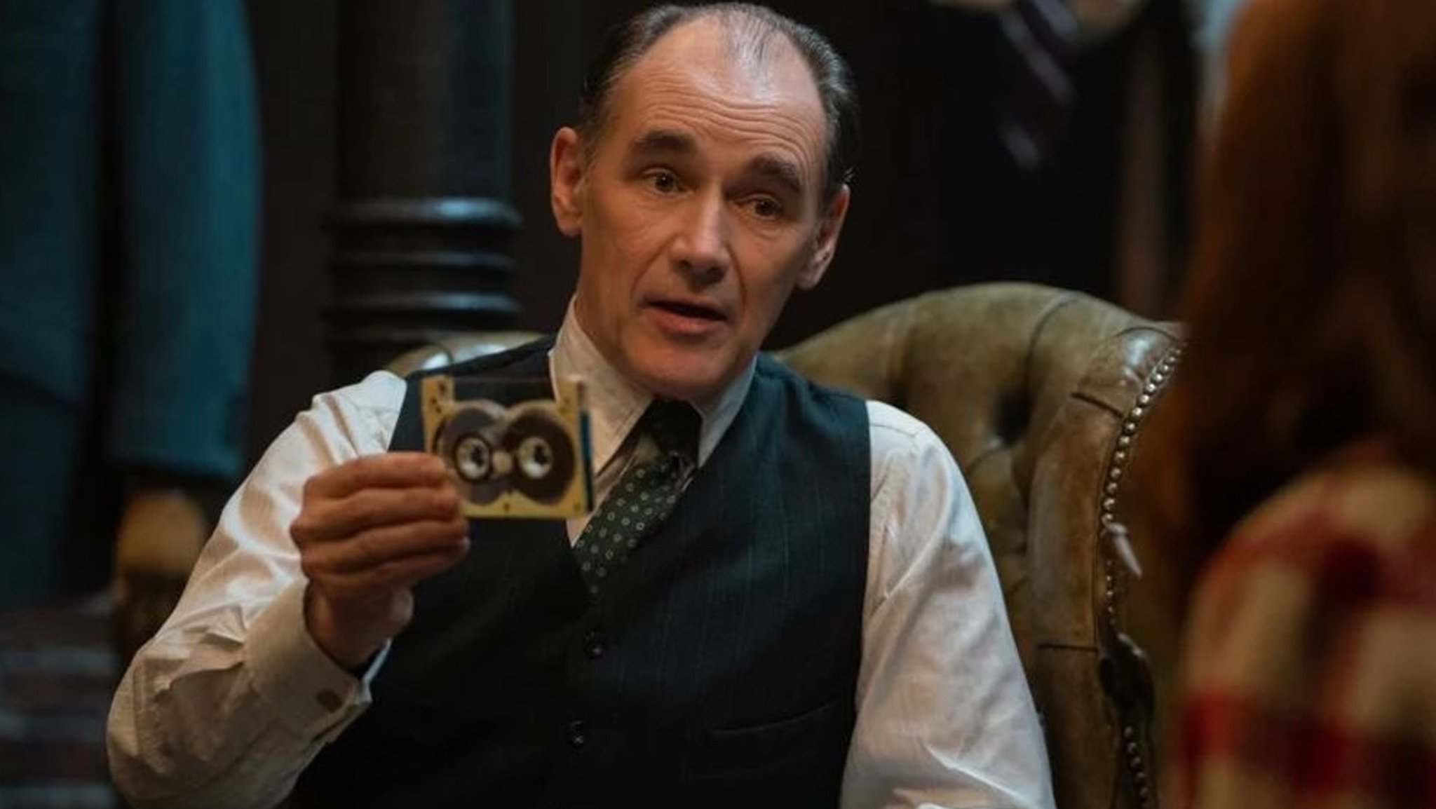 Großer Auftritt: Schauspieler Mark Rylance ist nur selten auf der Leinwand zu sehen. Im Thriller "The Outfit" glänzt er als Schneider Leonard. 