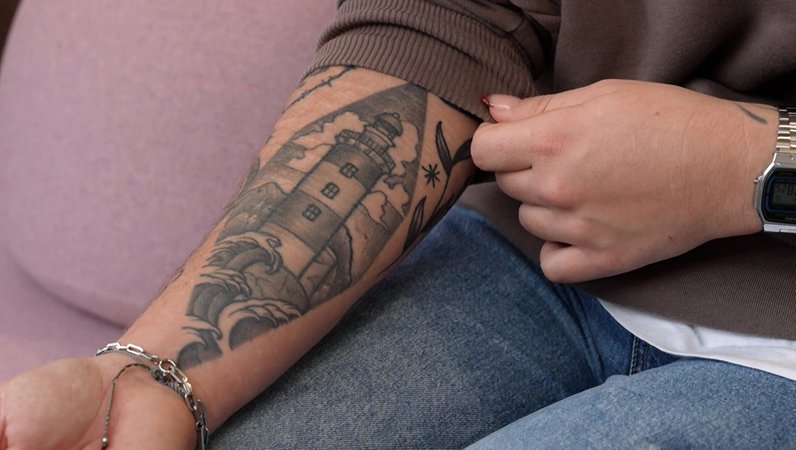 Ein Unterarm mit einem Tattoo, das einen Leuchtturm zeigt. | Bild: BR Ein Unterarm mit einem Tattoo, das einen Leuchtturm zeigt.