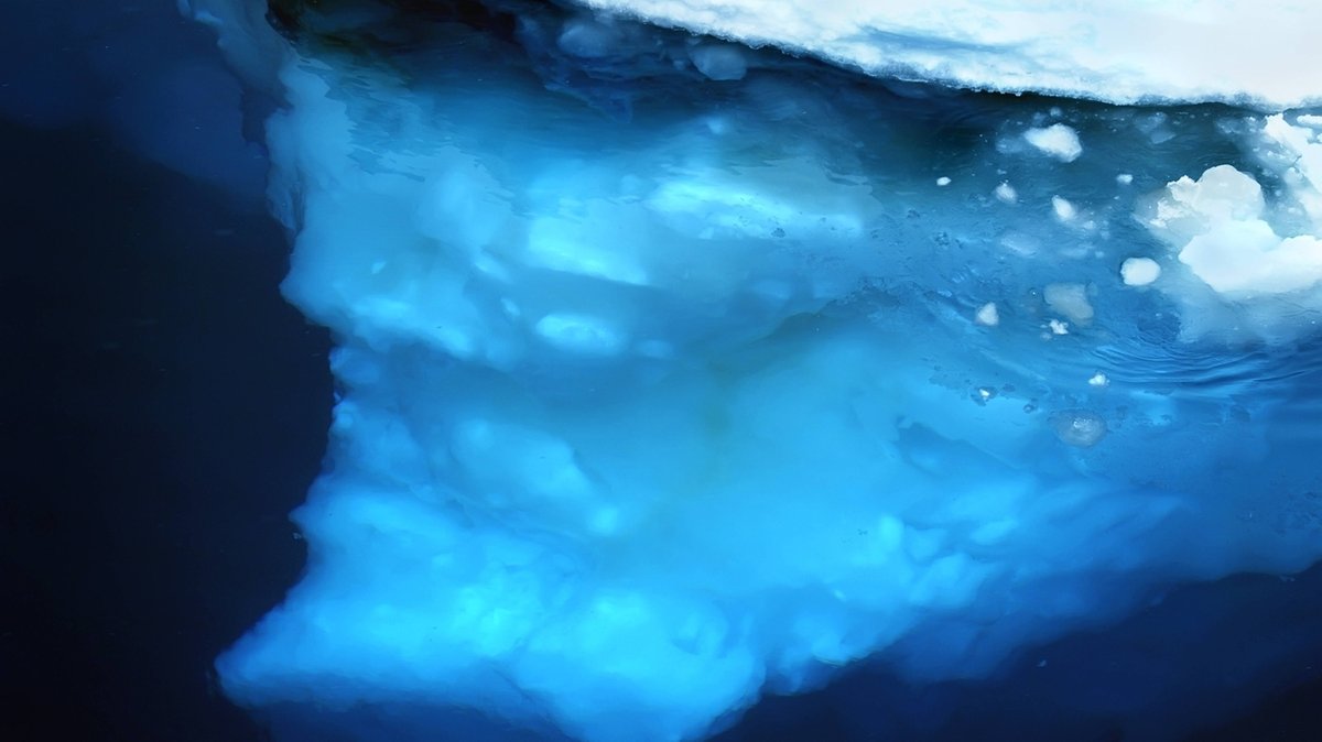Eis unter Wasser in der Antarktis