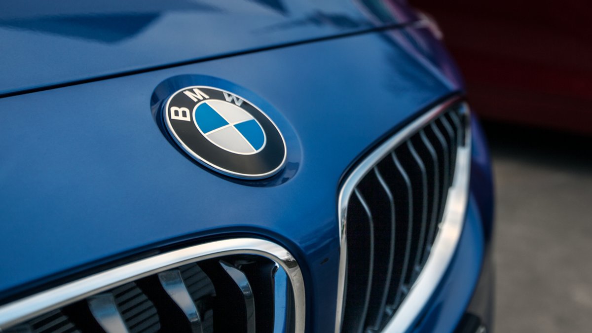 Ein BMW-Fahrzeug mit Emblem und Kühlergrill (Symbolfoto)