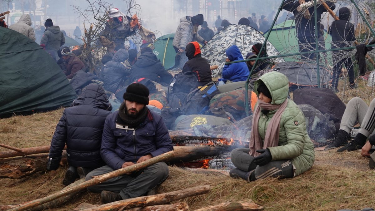 17.11.2021, Belarus, Brusgi: Migranten campieren bei einem Waldstück in der Nähe des Grenzübergangs zu Polen.