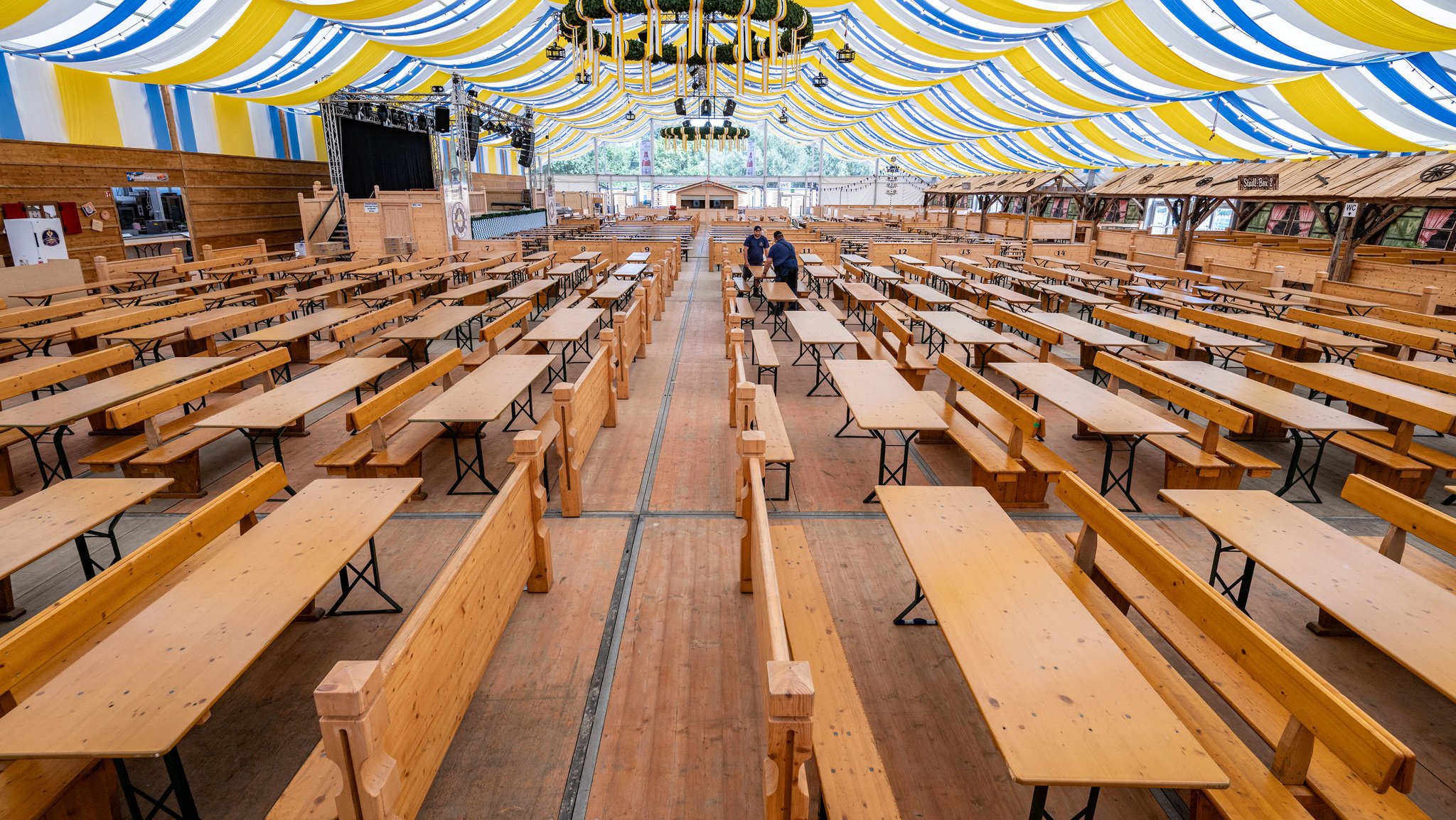 05.08.2025, Bayern, Straubing: Tische werden in einem Festzelt auf dem Gelände des Gäubodenvolksfestes zurechtgerückt. Die Vorbereitungen für das Fest, das vom 8. bis 18. August dauert, laufen auf Hochtouren. | Bild: dpa-Bildfunk/Armin Weigel 05.08.2025, Bayern, Straubing: Tische werden in einem Festzelt auf dem Gelände des Gäubodenvolksfestes zurechtgerückt. Die Vorbereitungen für das Fest, das vom 8. bis 18. August dauert, laufen auf Hochtouren.