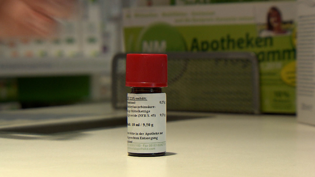 Seit 2017 dürfen Ärzte medizinisches Cannabis verschreiben. Doch bayernweit werden über 35 Prozent der Anträge von den Krankenkassen abgelehnt. Für viele schwerkranke und chronisch kranke Menschen ist die Kostenerstattung ein Kampf. | Bild: Bayerischer Rundfunk 2023 Seit 2017 dürfen Ärzte medizinisches Cannabis verschreiben. Doch bayernweit werden über 35 Prozent der Anträge von den Krankenkassen abgelehnt. Für viele schwerkranke und chronisch kranke Menschen ist die Kostenerstattung ein Kampf.