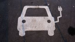 Parkplatz mit Lademöglichkeit für Elektroautos | Bild:dpa-Bildfunk/Julian Stratenschulte