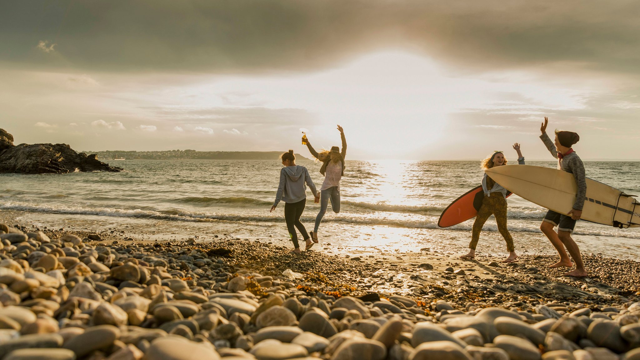 Jugendliche haben Spaß am Strand