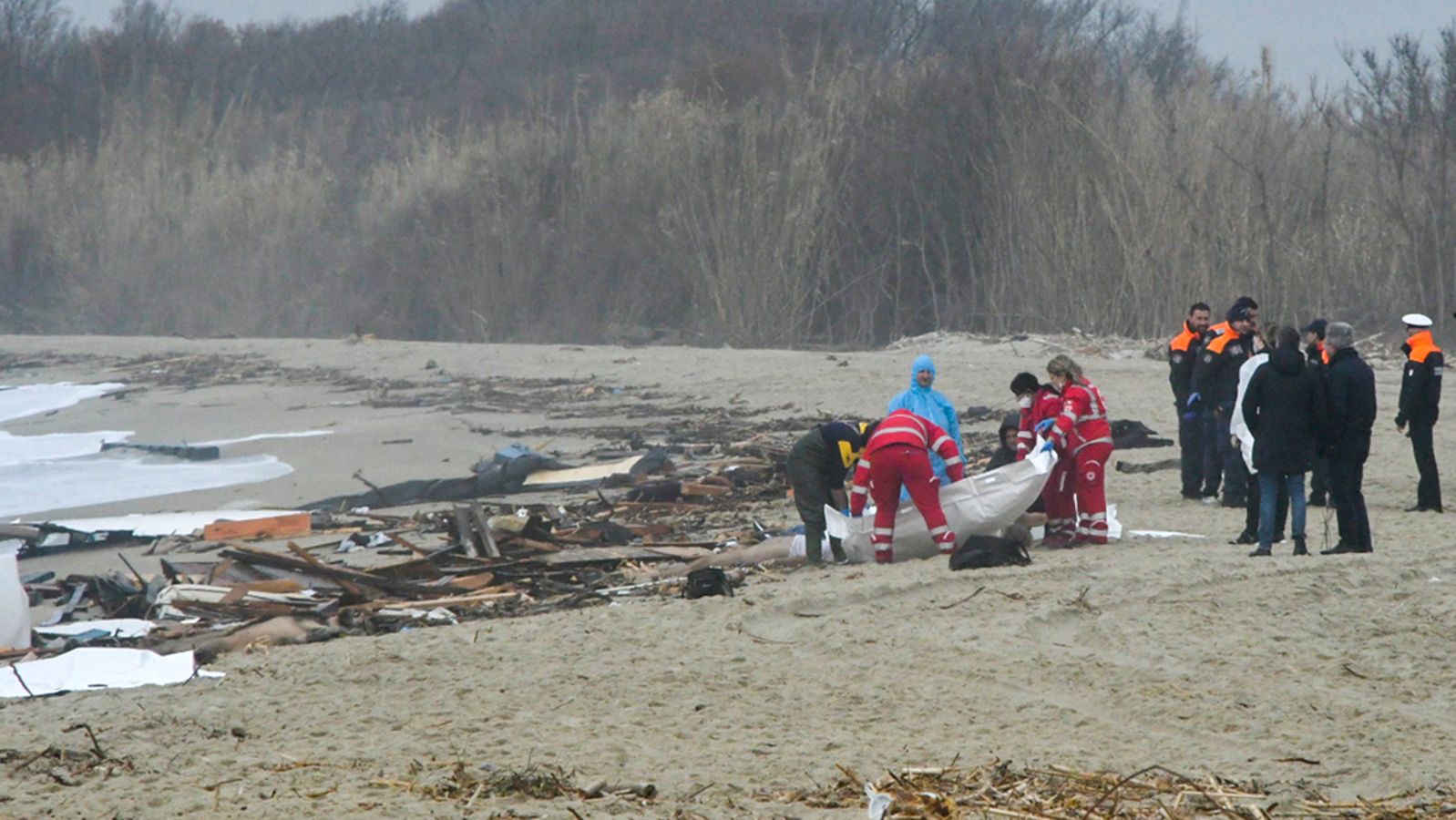 Quasi 60 migranti sono morti in un naufragio al largo dell’Italia meridionale